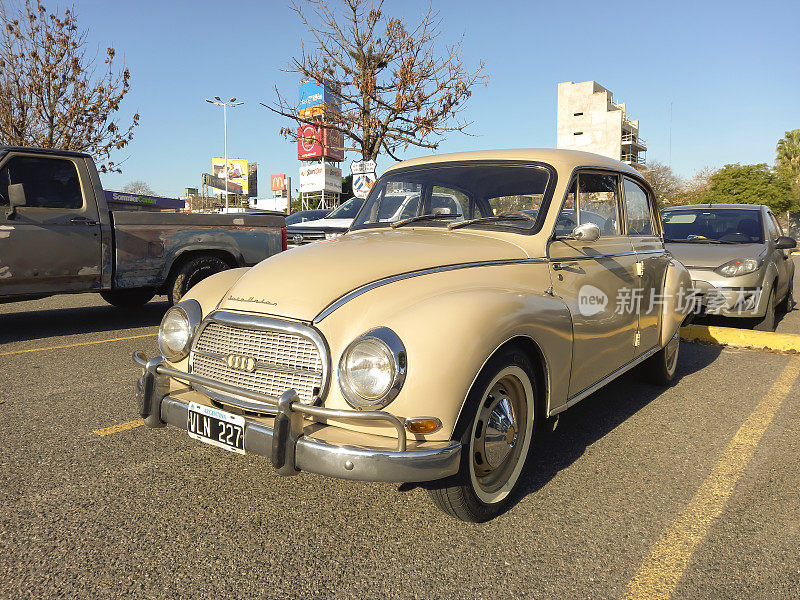 老奶油汽车联盟DKW 1000 S四门轿车1960-1970年在一个停车场的经典车展